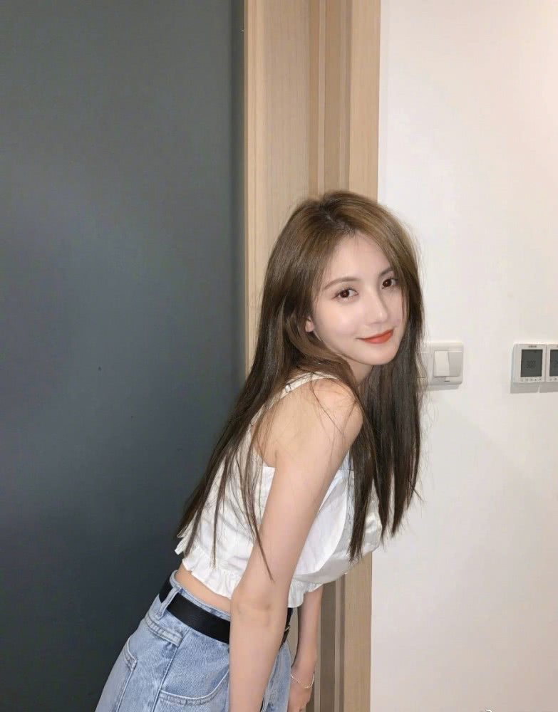 王思聪带新网红女友出街吃饭，亲密举动完全是热恋