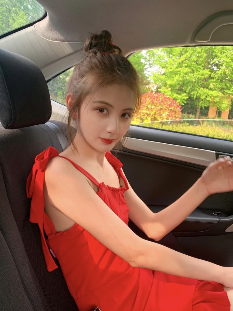 王思聪带新网红女友出街吃饭，亲密举动完全是热恋