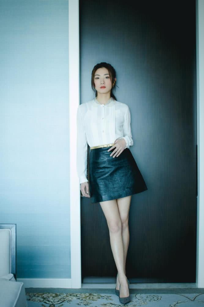 万茜白色碎钻连衣裙清丽淡雅,轻松穿出温柔气质