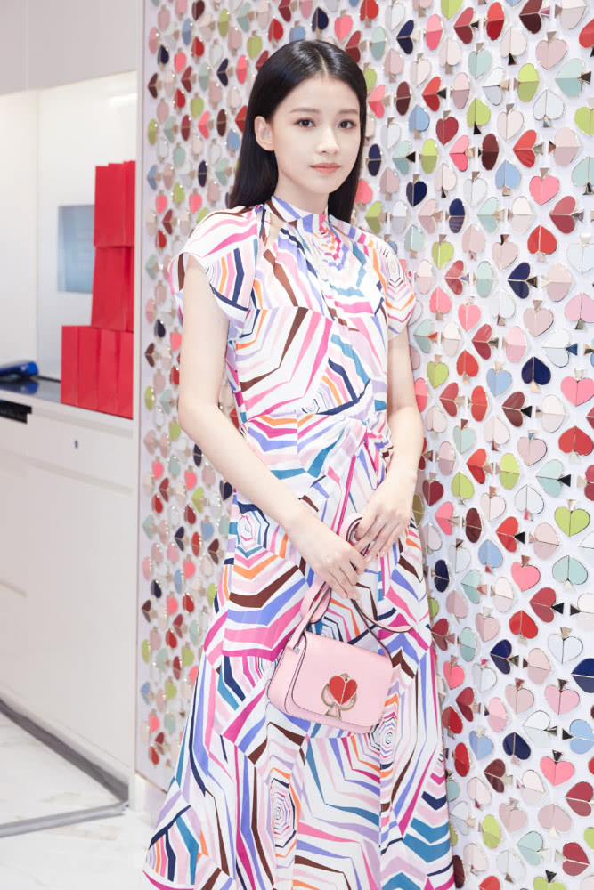 孙怡穿长裙甜似学生妹,丝毫看不出已结婚生子