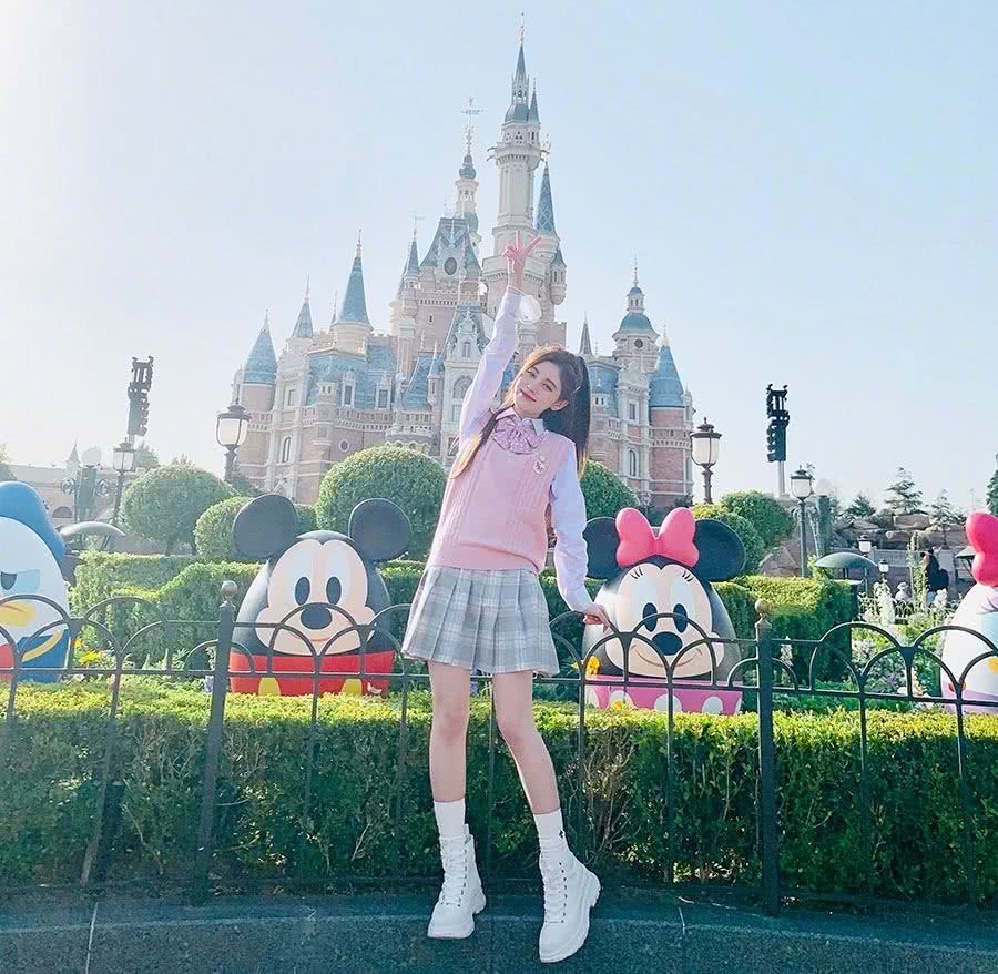 鞠婧祎去迪士尼像回自己家?穿JK制度秀美腿,P图技术太差变网红脸