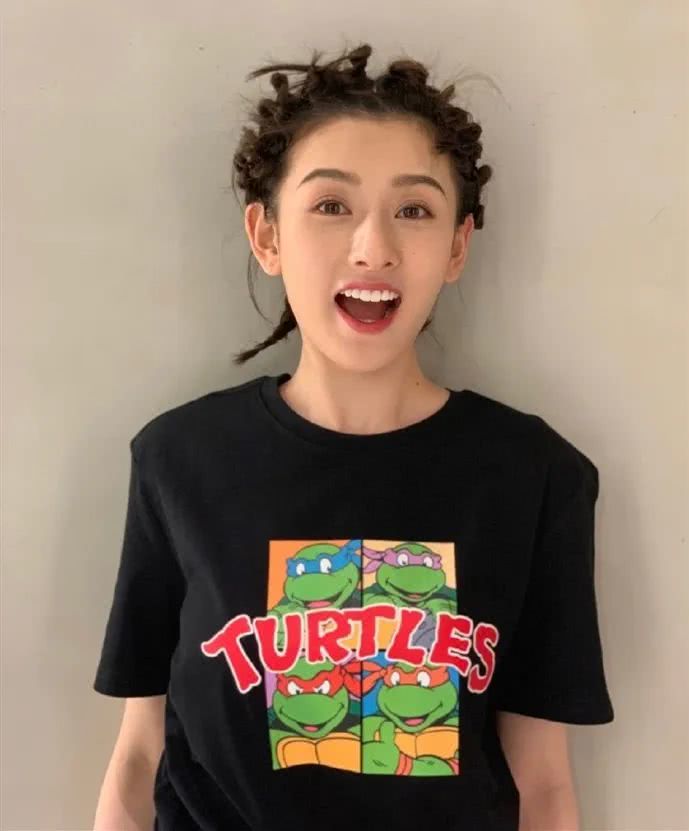 20岁女孩穿衣服多穿这种“动漫衣”，超减龄