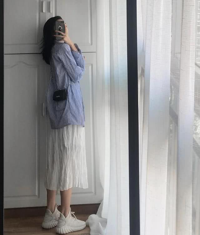 长衬衫怎么穿？看下面这些时尚潮人这样搭，时髦又高级！