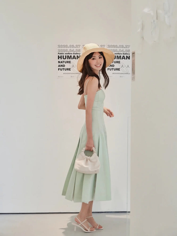 只会穿黑白灰？试试今年爆火的“初恋色”吧，显白还时尚