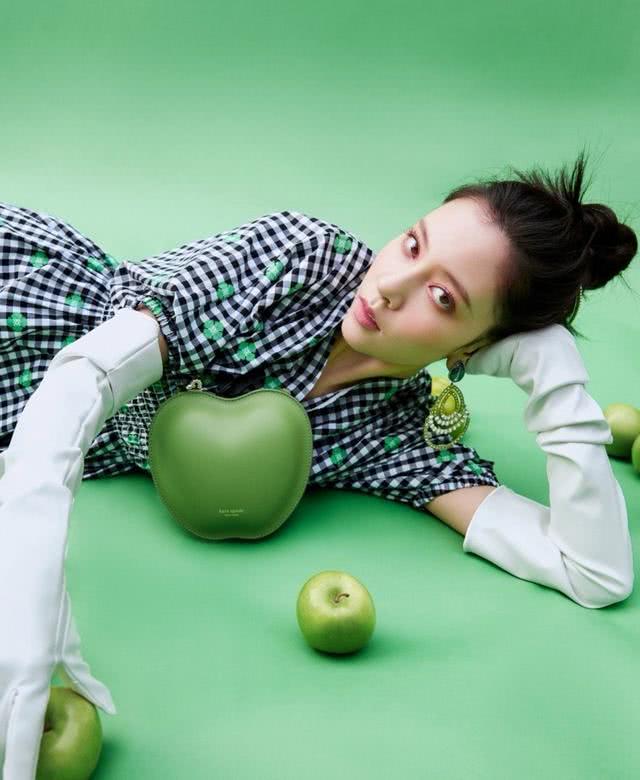 宋妍霏杂志拍摄高级感十足,网友:被演戏耽误的时尚博主