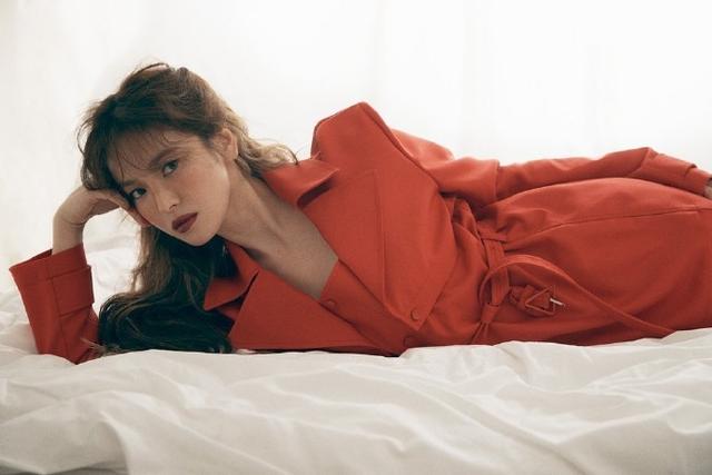 宋慧乔杂志大片曝光,羊毛卷配空气刘海性感妩媚,从容又慵懒