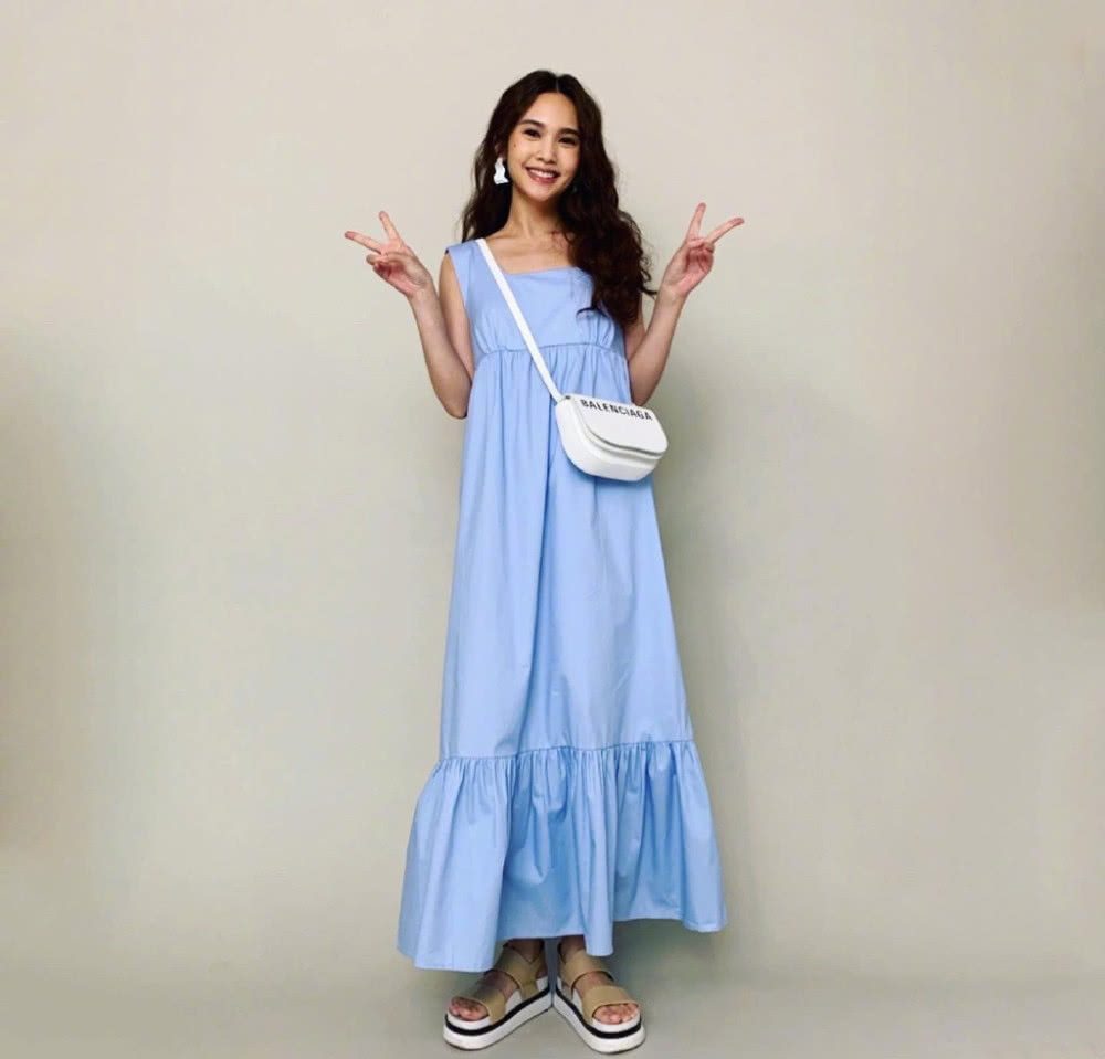 杨丞琳麻花辫配灯笼袖裙,嫩成18岁少女