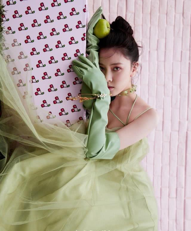 宋妍霏杂志拍摄高级感十足,网友:被演戏耽误的时尚博主