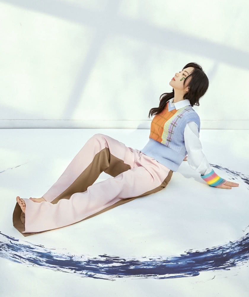 谭松韵最新照片造型甜美清新少女感十足，说18岁也会信