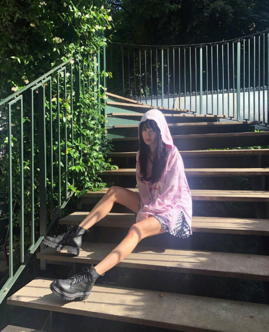 这些80后女星穿的一个比一个少女！减龄又潮酷，你喜欢谁的风格？