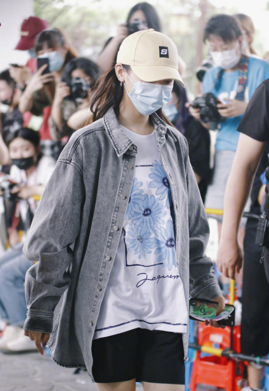 杨超越甜甜的穿搭风格尽显少女感,真是太美了