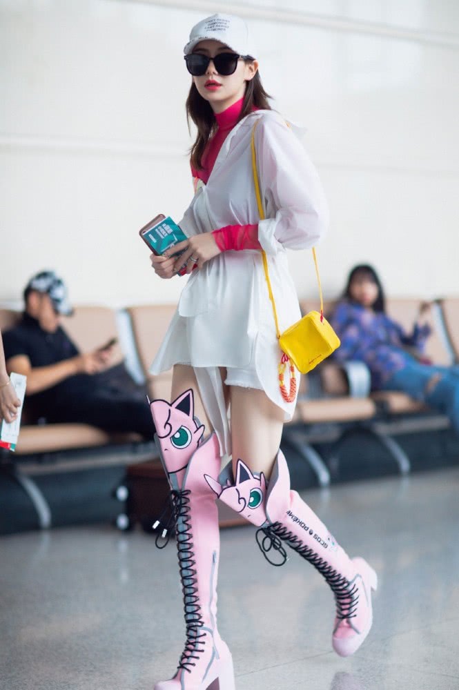 戚薇藕粉色西装套装搭配凉鞋，网友：我戚哥身材真好