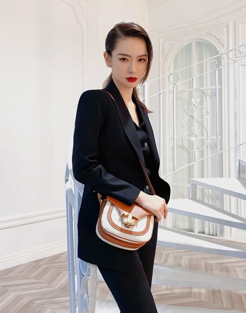 戚薇藕粉色西装套装搭配凉鞋，网友：我戚哥身材真好