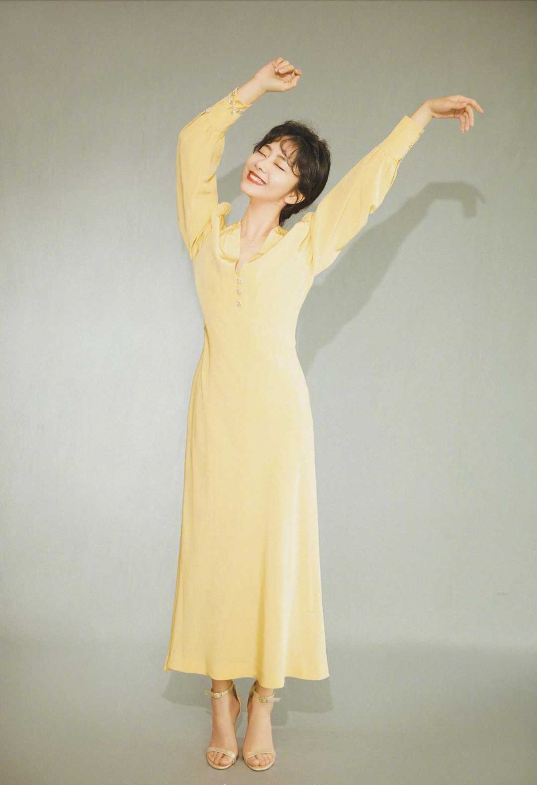 谭松韵身穿粉色套装少女感扑面而来,秀大长腿真吸睛