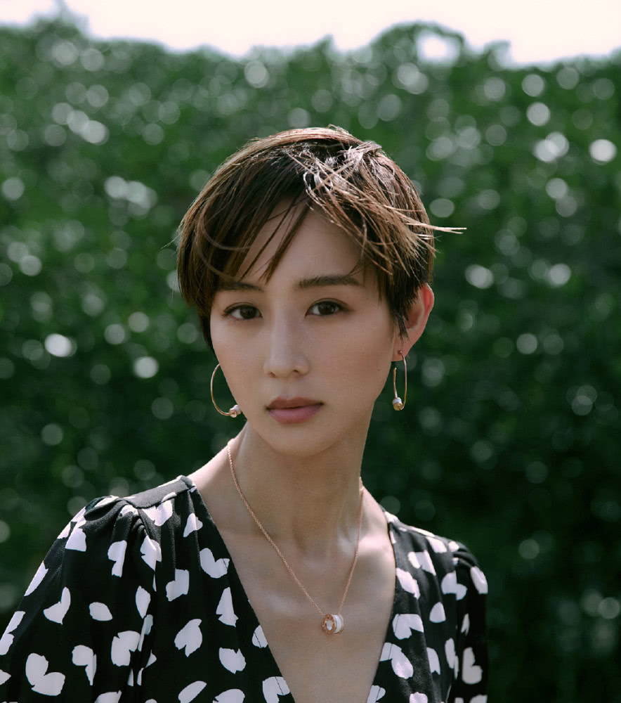 张钧甯短发太惊艳，配格子外套站海边，帅气得像换了个人