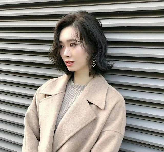 2020年流行清爽“LOB发”,好搭衣服