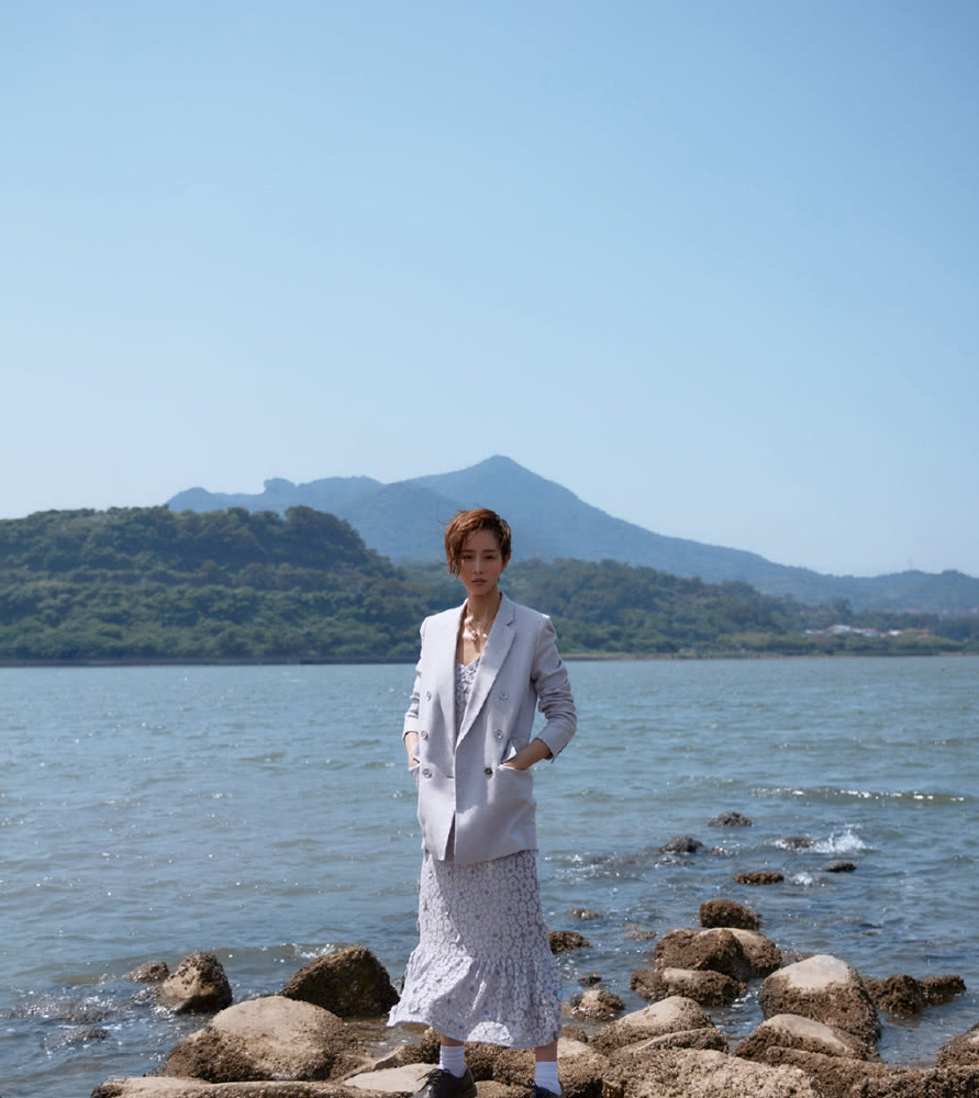 张钧甯短发太惊艳，配格子外套站海边，帅气得像换了个人