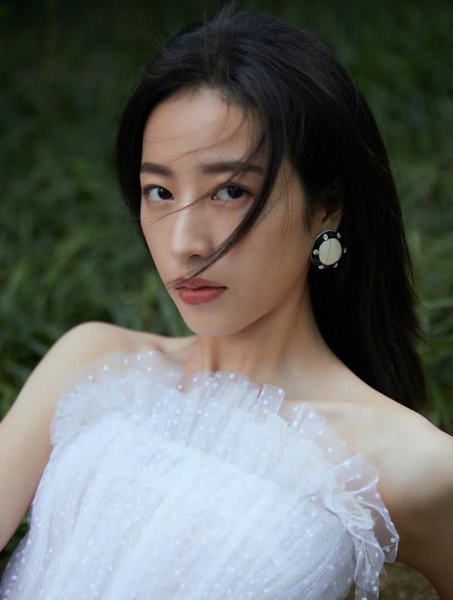 周雨彤穿抹胸上衣配高腰皮裤亮相,凸显好身材。