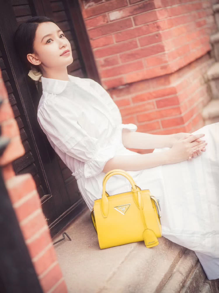 孙怡穿长裙甜似学生妹,丝毫看不出已结婚生子