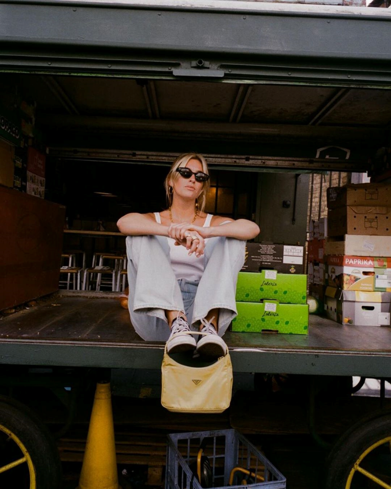 还在背大大水桶包？2020夏天流行腋下包，背起来干净利落！