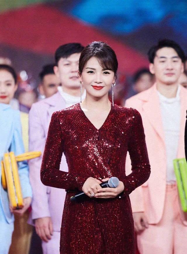 刘涛新造型气场全开,穿黑色西装配白T恤极简风格高级洋气