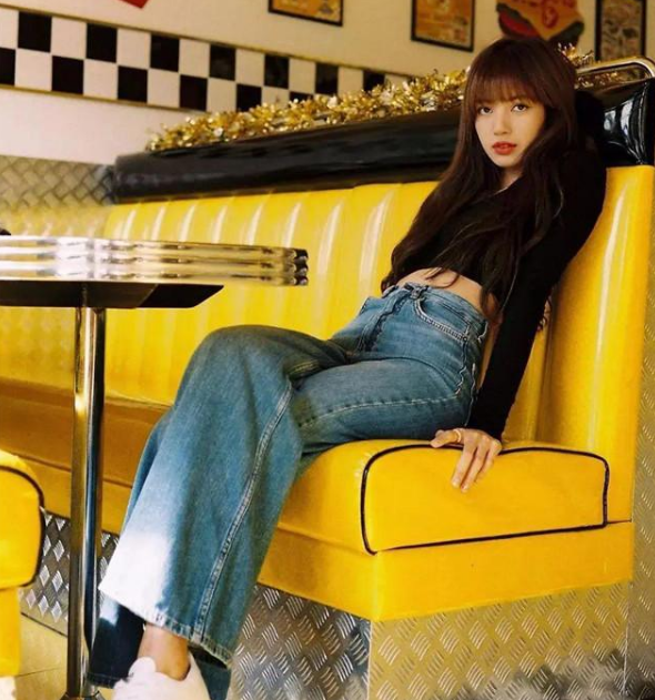 LISA只用牛仔裤也能穿出“花”,颜值高随便穿都美