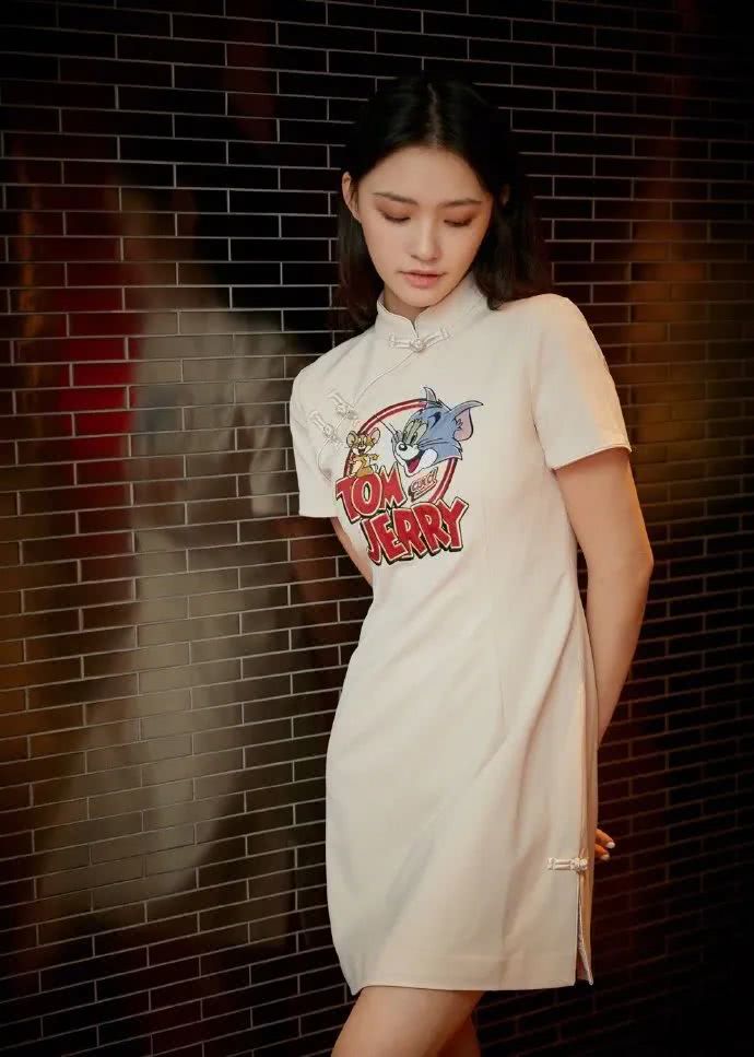 20岁女孩穿衣服多穿这种“动漫衣”，超减龄