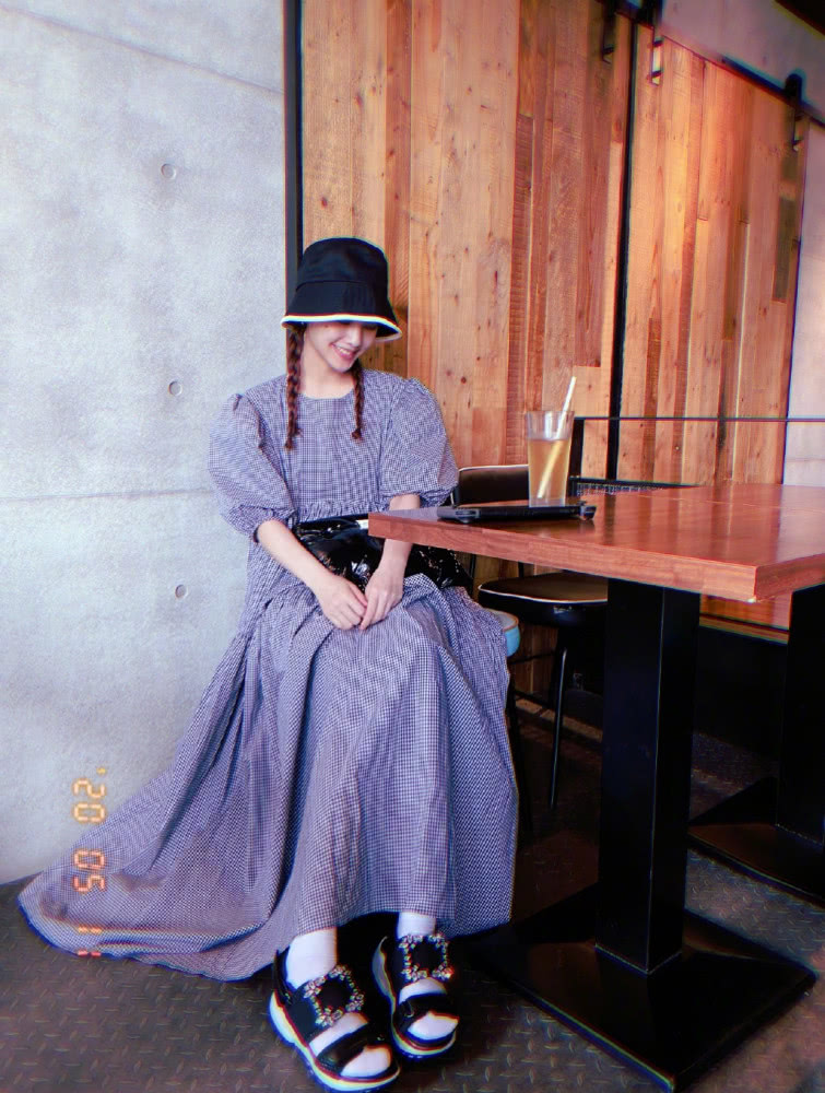 杨丞琳麻花辫配灯笼袖裙,嫩成18岁少女