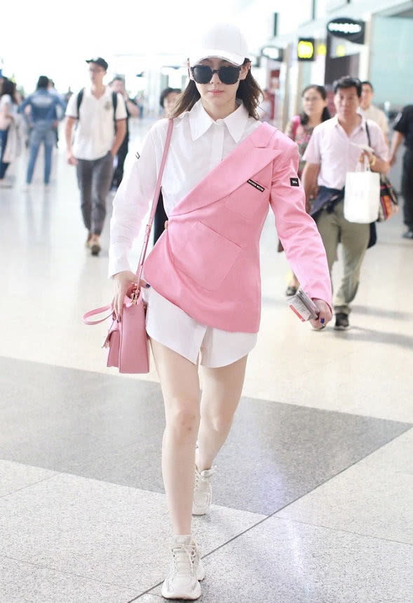 戚薇藕粉色西装套装搭配凉鞋，网友：我戚哥身材真好