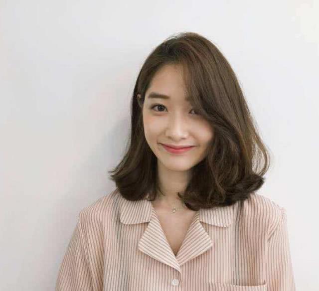 2020年流行清爽“LOB发”,好搭衣服