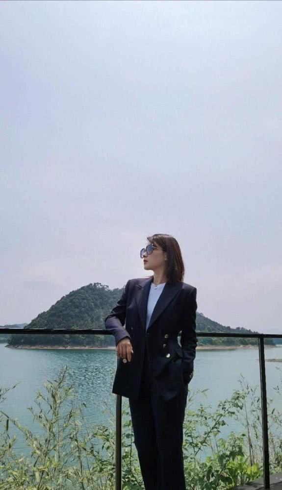 刘涛新造型气场全开,穿黑色西装配白T恤极简风格高级洋气