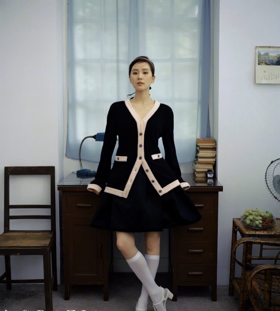 刘诗诗最新杂志大片曝光,戴多色发箍演绎小清新复古风,状态完美