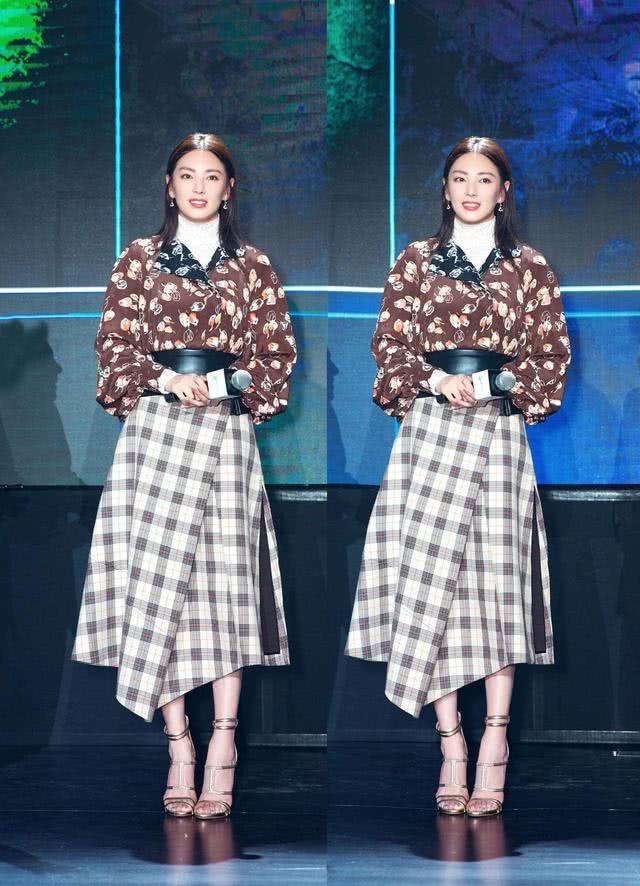 张雨绮穿西装不配阔腿裤,内搭马甲搭配半身裙,又A又炸