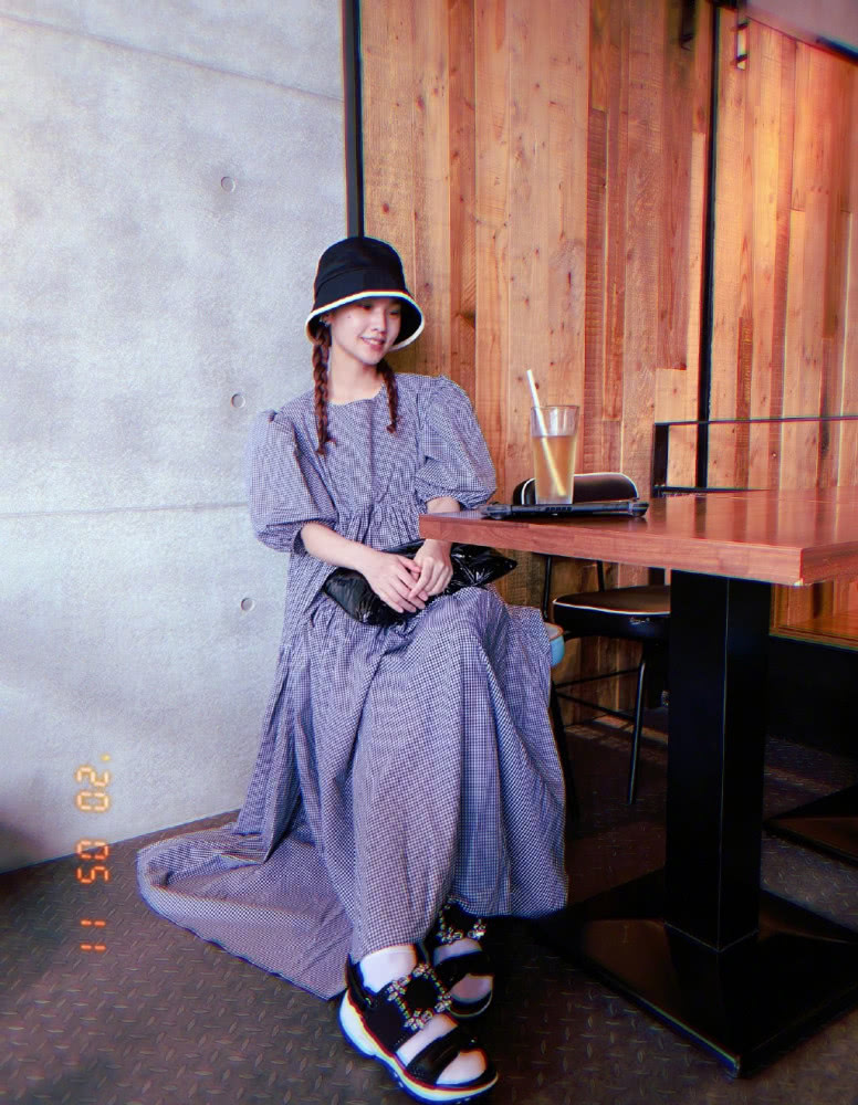 杨丞琳麻花辫配灯笼袖裙,嫩成18岁少女