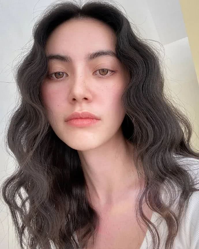 发量不够多的女人盯准这3款“小卷”就够了，披肩绑马尾都好看