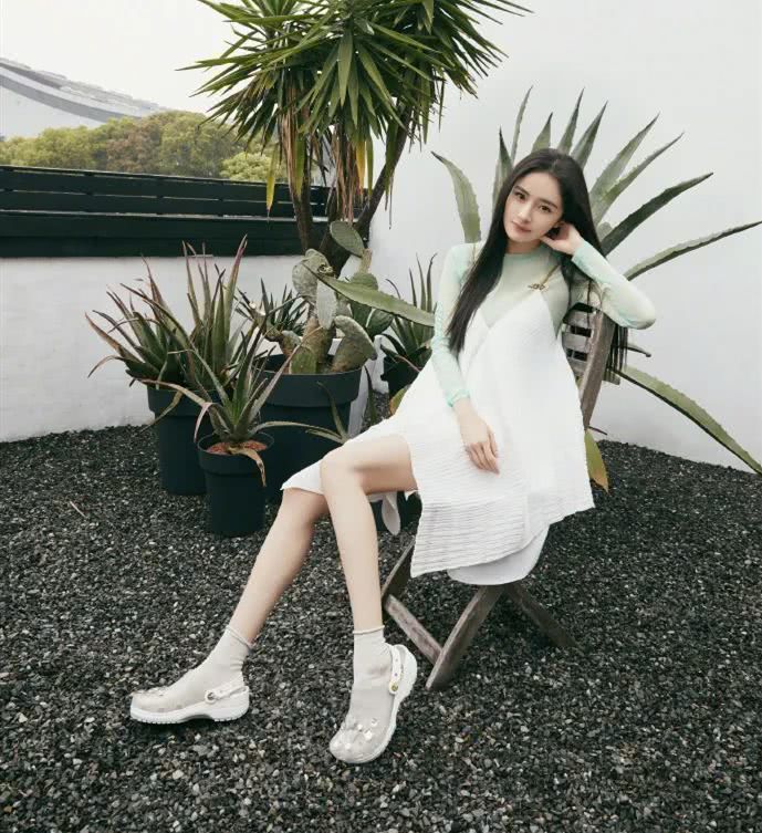 袜子搭配凉鞋太土？来看看杨幂、张子枫的正确搭法。爱了爱了