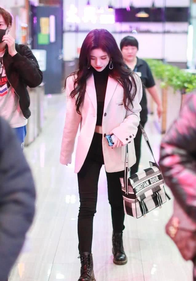 鞠婧祎机场街拍,小个子有大长腿离不开半身裙的功劳