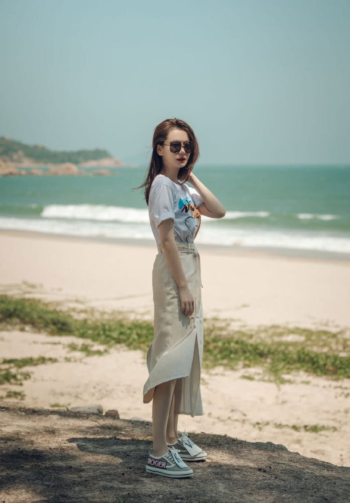 戚薇穿短袖配半裙，阳光下肌肤白到发光