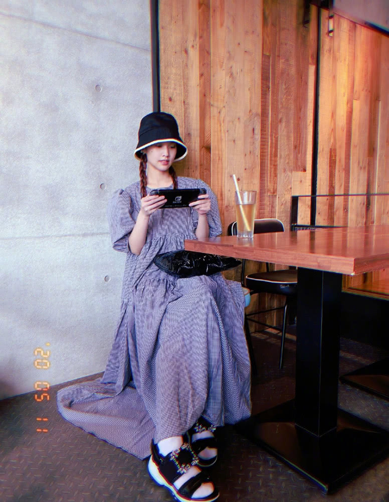 杨丞琳麻花辫配灯笼袖裙,嫩成18岁少女