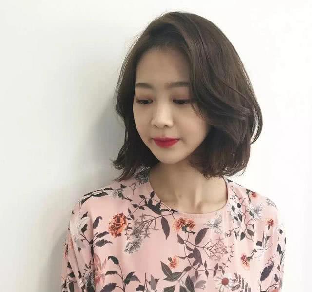 2020年流行清爽“LOB发”,好搭衣服