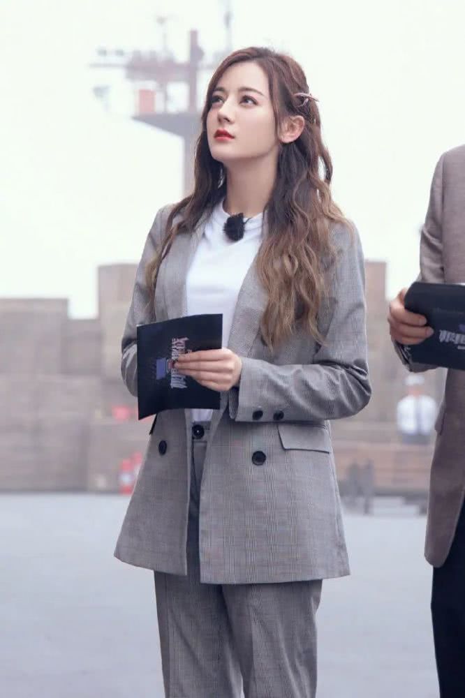 发量不够多的女人盯准这3款“小卷”就够了,披肩绑马尾都好看