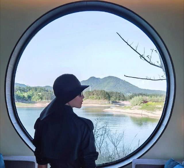 刘涛新造型气场全开,穿黑色西装配白T恤极简风格高级洋气