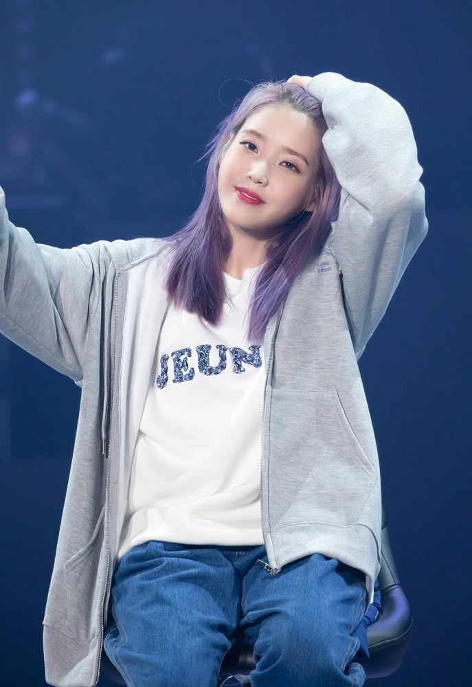 IU李知恩舞台SOLO，一身浅色穿搭气质甜美动人