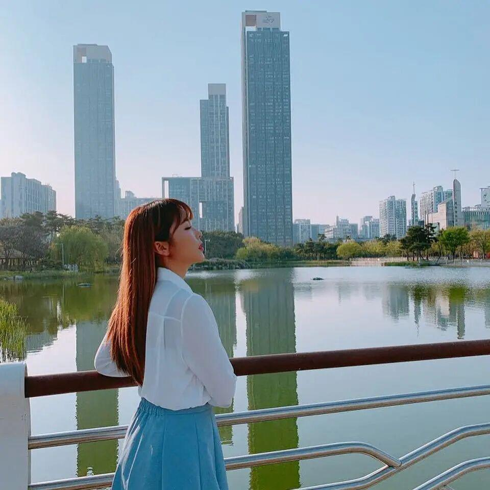 洪真英穿搭减龄又甜美,教你掌握微胖女生穿搭技巧