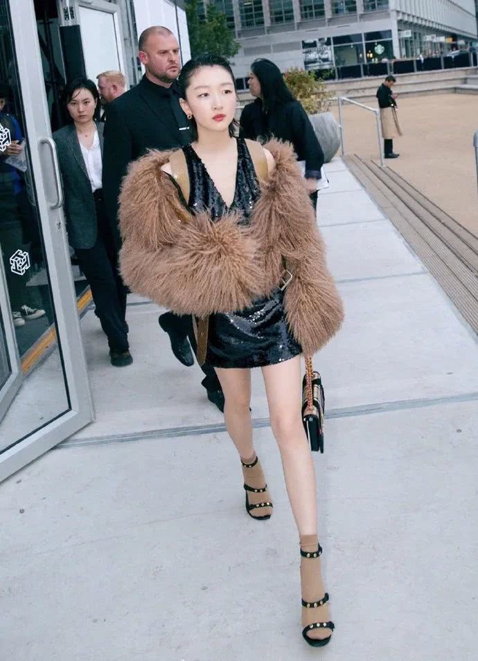 袜子搭配凉鞋太土？来看看杨幂、张子枫的正确搭法。爱了爱了