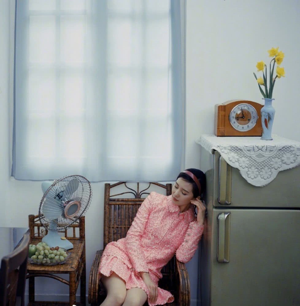 刘诗诗最新杂志大片曝光,戴多色发箍演绎小清新复古风,状态完美