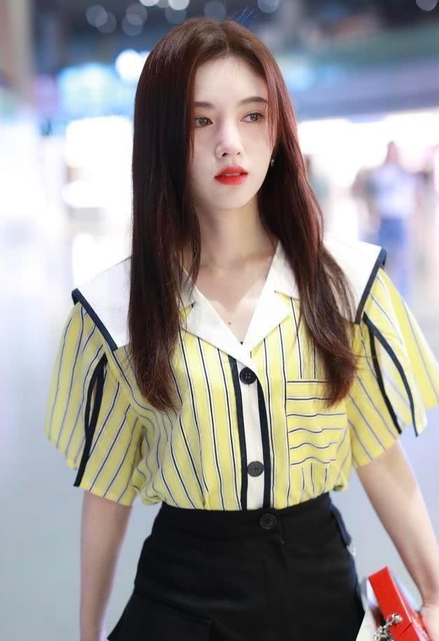 鞠婧祎机场街拍,小个子有大长腿离不开半身裙的功劳