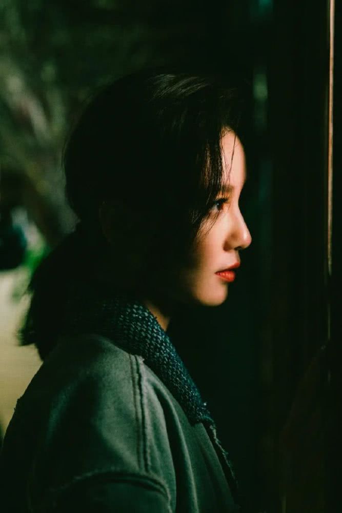 有种“变脸”叫刘诗诗化浓妆,红唇配烟熏妆五官真是绝美