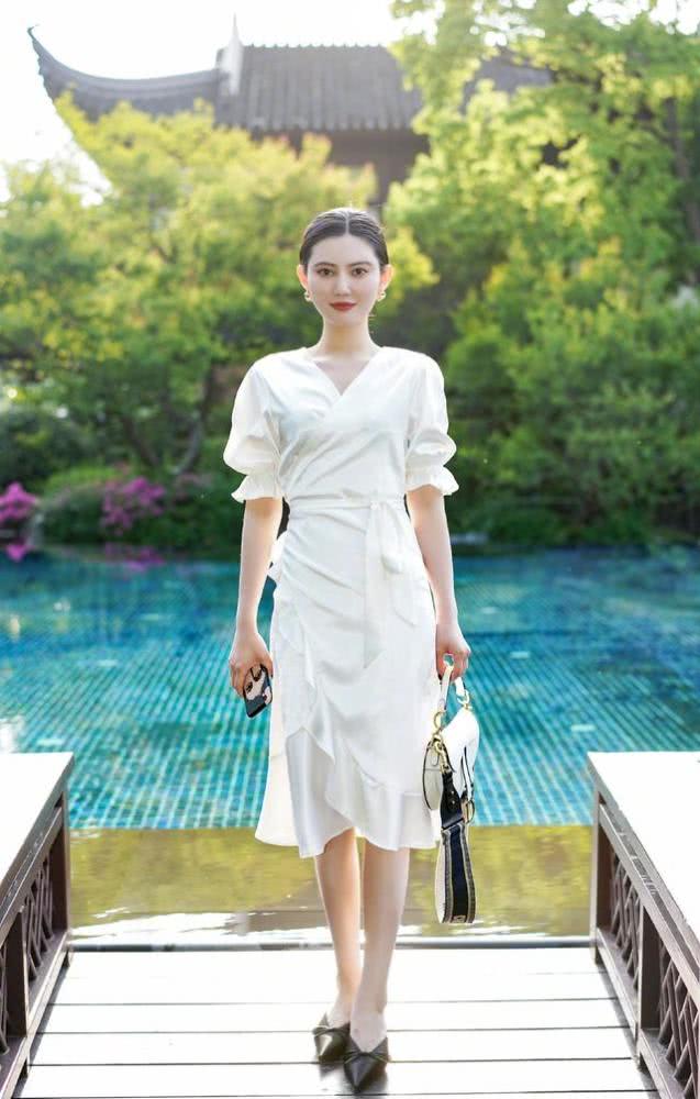 国内街拍：夏天不穿裙子出门真对不起自己，小仙女们要来“炸街”了