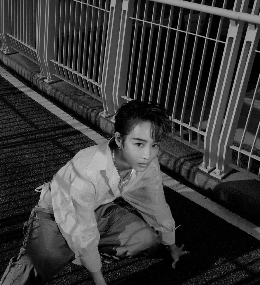 张钧甯短发太惊艳，配格子外套站海边，帅气得像换了个人